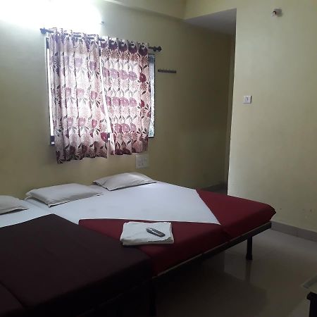 Hotel Gourav Palace Shirdi Buitenkant foto