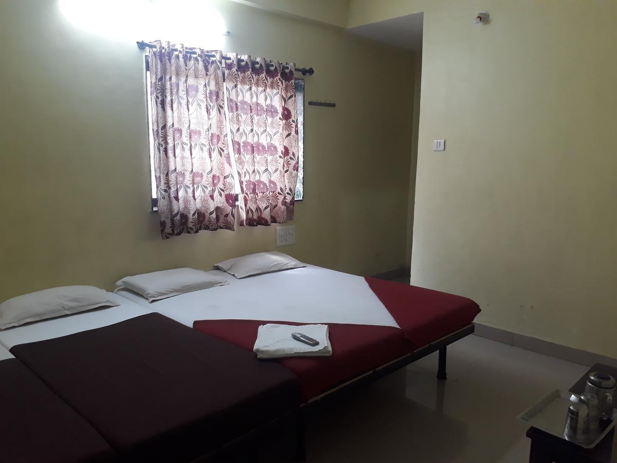 Hotel Gourav Palace Shirdi Buitenkant foto