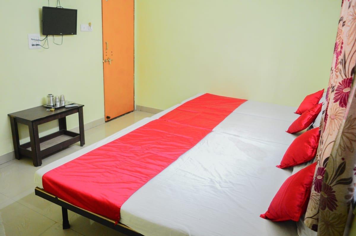 Hotel Gourav Palace Shirdi Buitenkant foto
