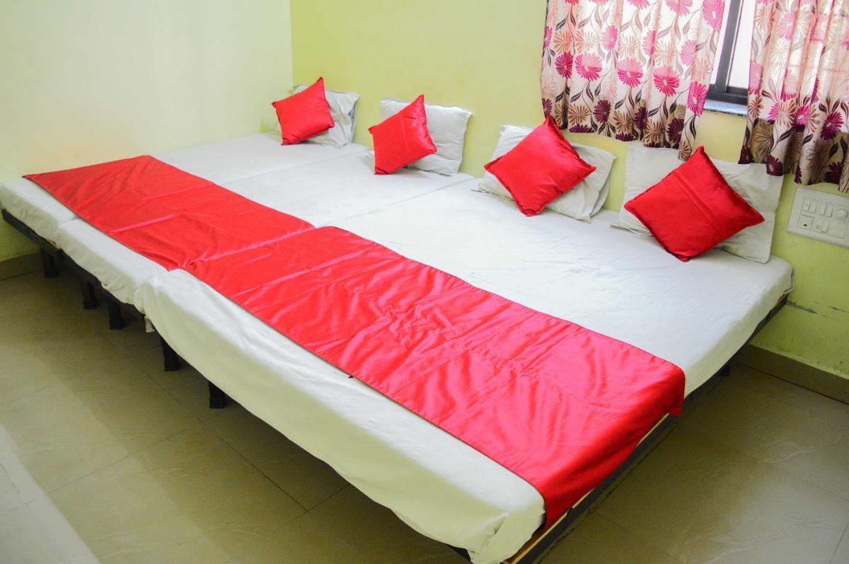 Hotel Gourav Palace Shirdi Buitenkant foto